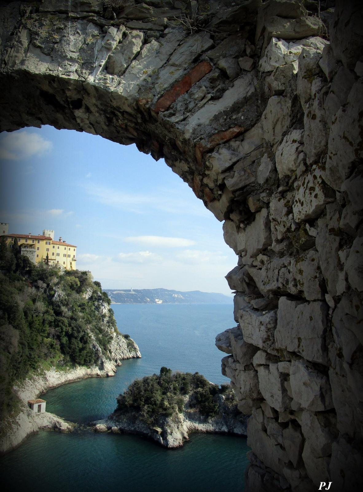 A glimpse of the Duino Castle
