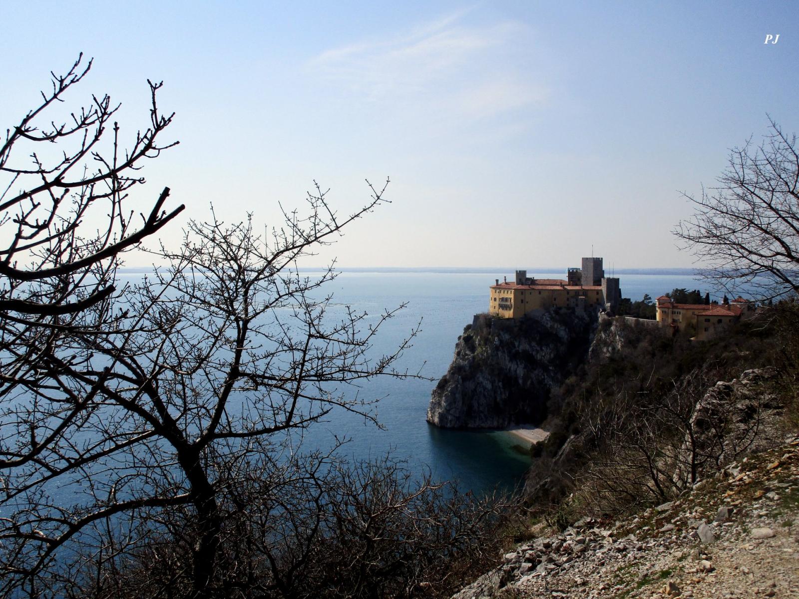 Sentiero Rilke: view on the Duino Castle