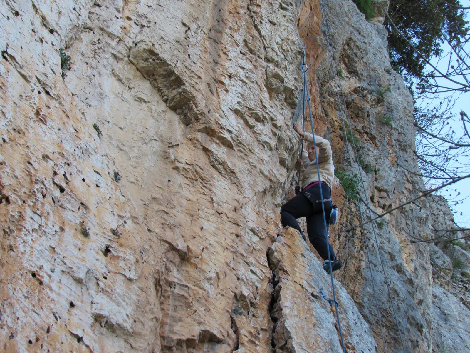 Giulia, battle hardened at the crux of Abbrucchia la Fune (6a)