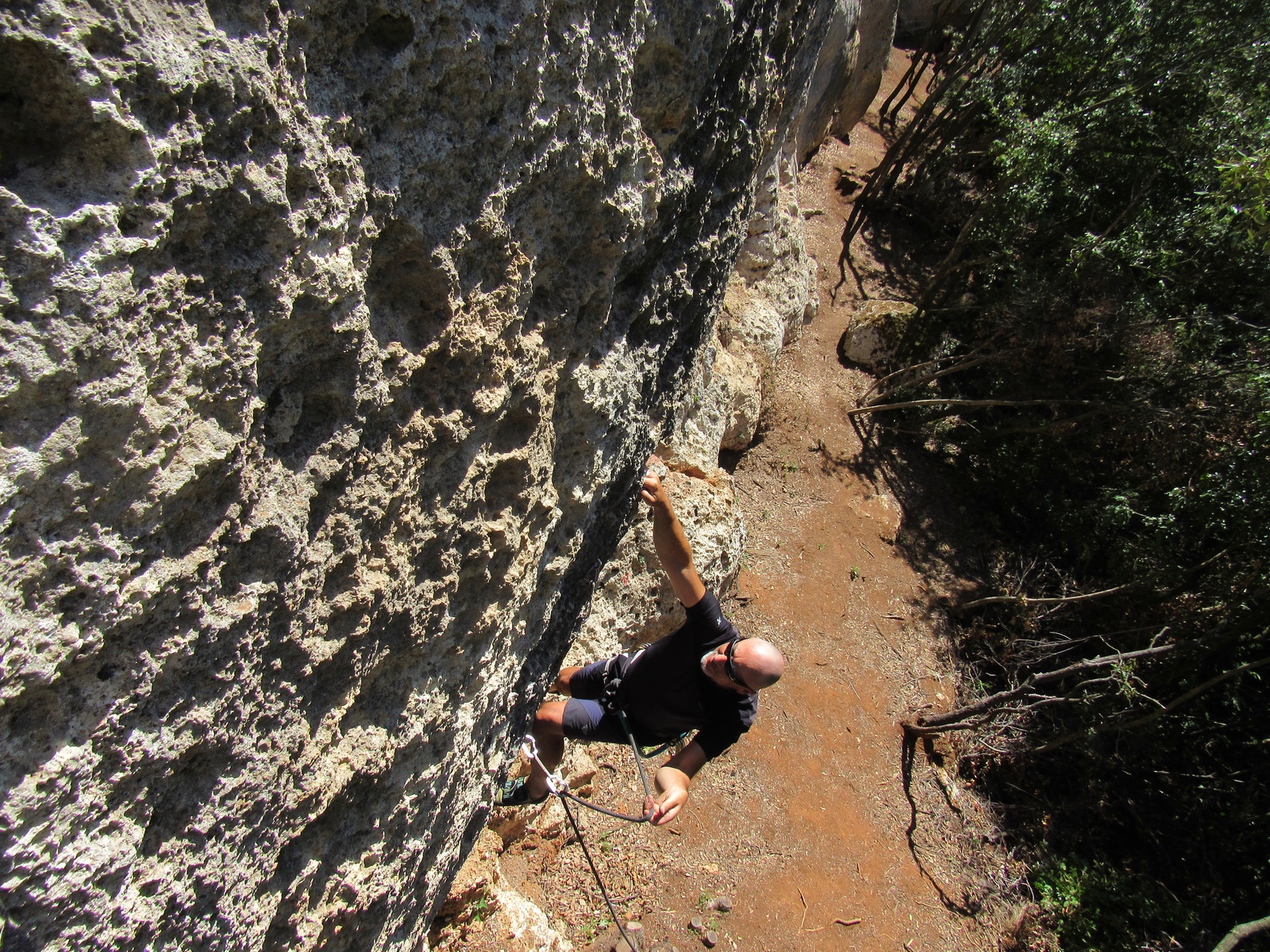 Giorgio Delfino at the start of  Acid (6a+)