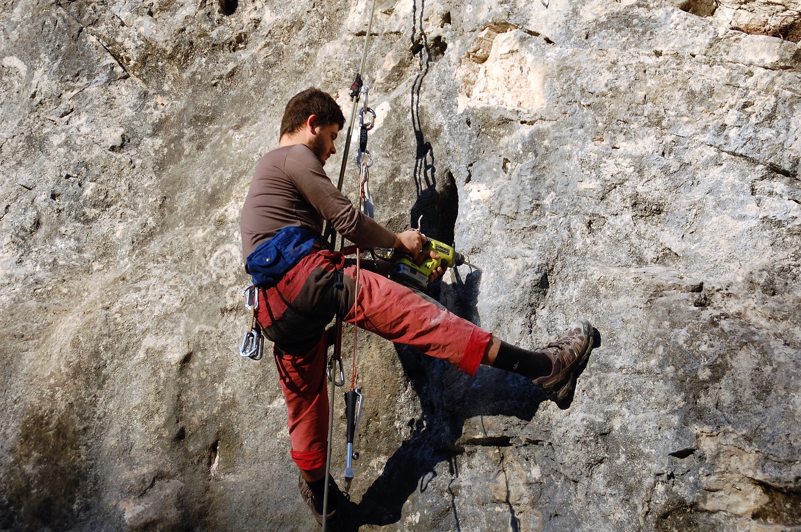 Kristian De Marchi while setting Aia l'occhio (6c).