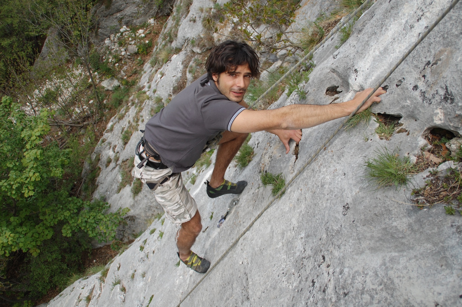 Marco Bocci tasting the friction climbing offered by Ma.Vi. (4c)