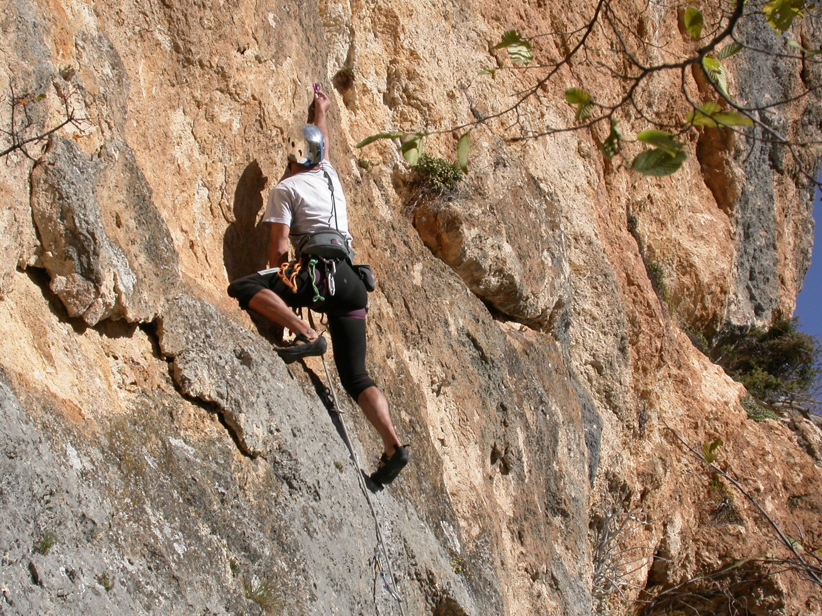 Pino Sabbatini on the first pitch of Il pasto nudo (6b+)