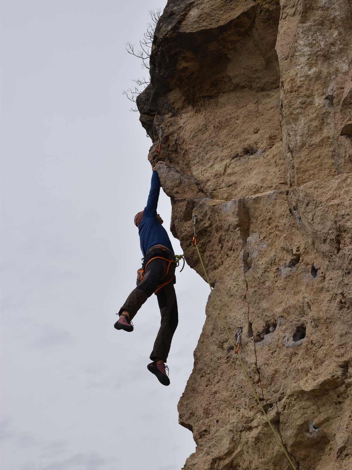 Luigi L. testing the buckets of La puttana francese (6a)