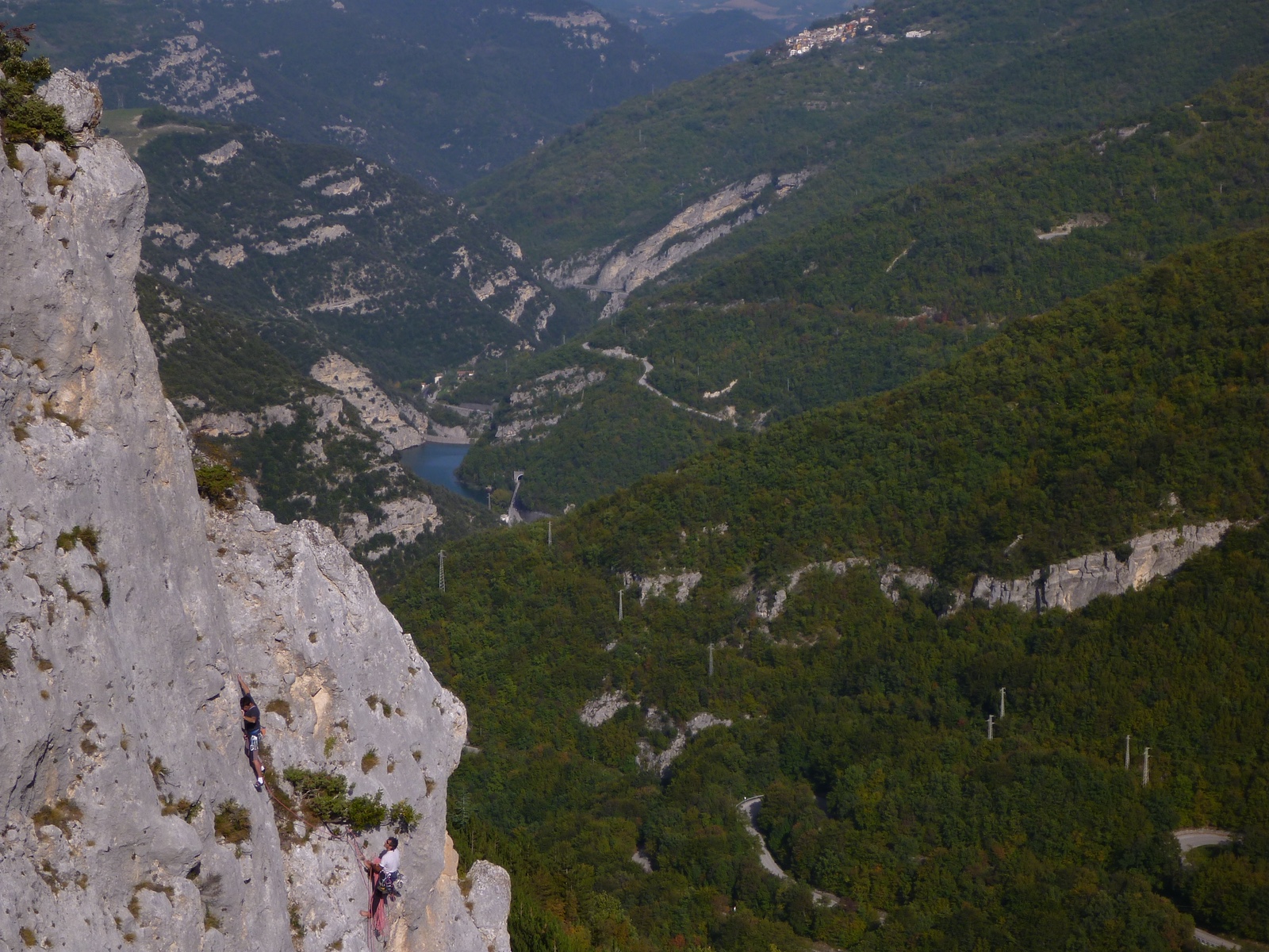 A rope team on Sette effe, the longest multipitches route of the crag (max 6c)