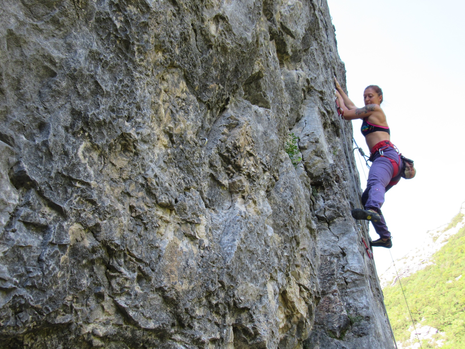 Elisa Roscini sul primo tiro Gino Pilotino (5c), a Fosso dell'Eremo