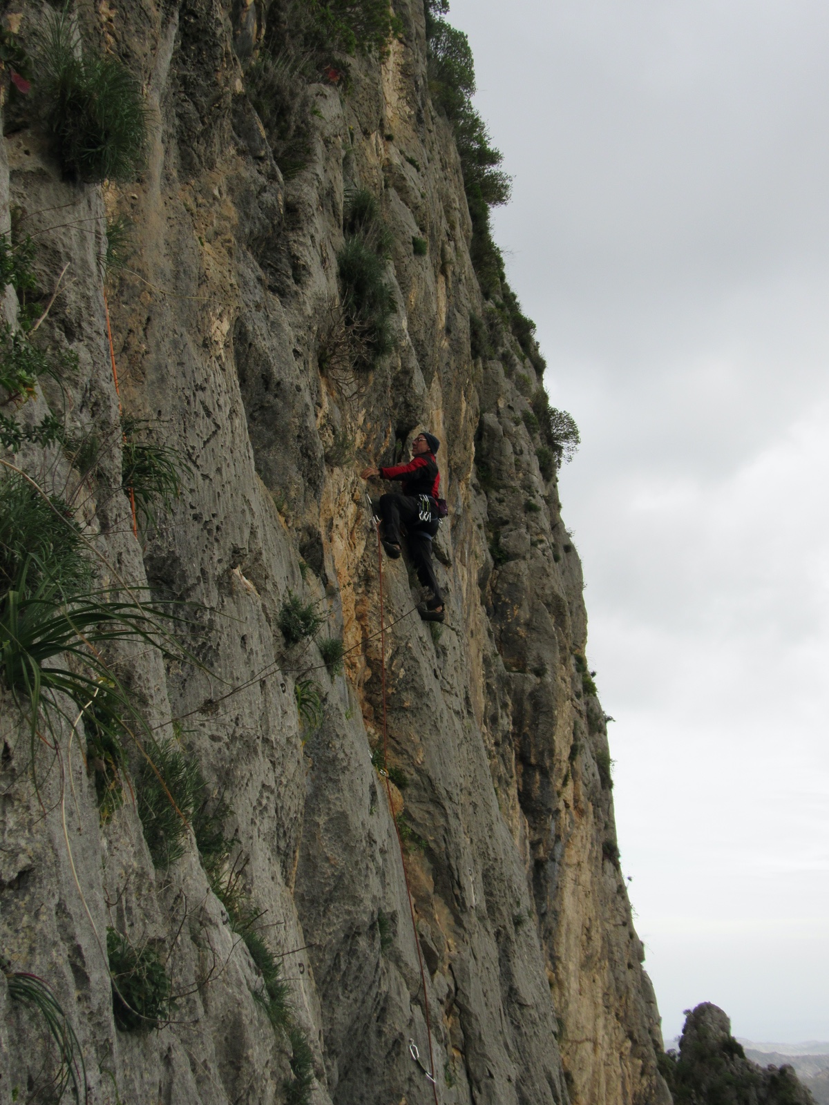Luigi Filocamo su Scilla (6a+), nel settore Città del Sole, a Stilo