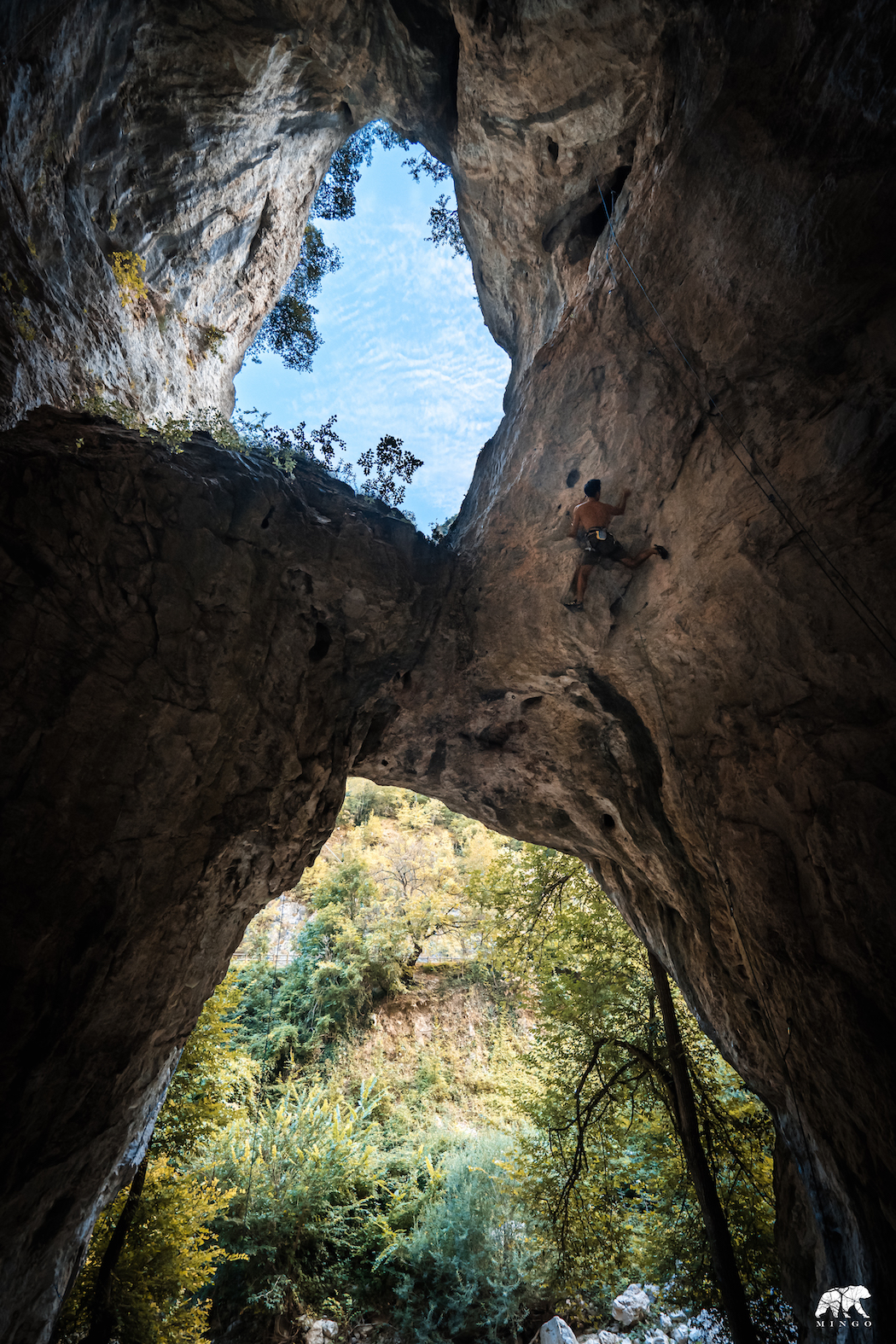 Ombra e luce nella grotta di the River