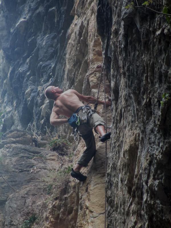 Gole del Salinello - Gola Profonda: Camillo Troisi on A fior di pelle (6c+/7a)