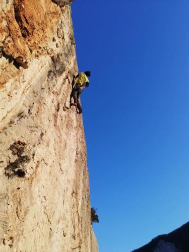 Gola di Frasassi - Peter Pan: Milo Marchetti on Il Mastino (7a+)