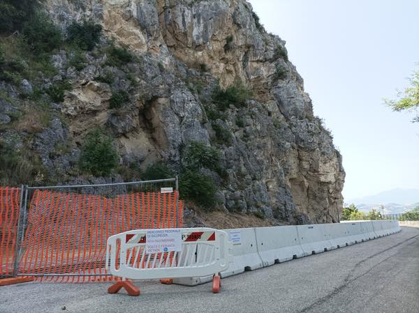 Civitella del Tronto - Start of the 'emergency path' for falling rock danger