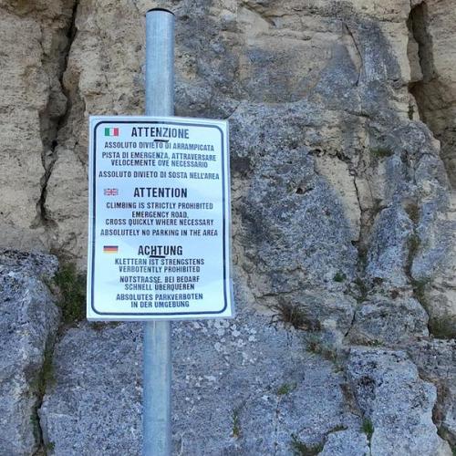 Civitella del Tronto: The sign banning all climbing