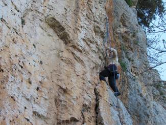 Giulia, battle hardened at the crux of Abbrucchia la Fune (6a)