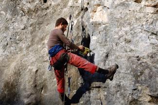 Kristian De Marchi while setting Aia l'occhio (6c).