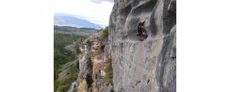 Antonello Giordano on the second pitch of Grattugia (6c)
