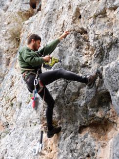 Kristian De Marchi while setting La Rissa V. T. (6b)