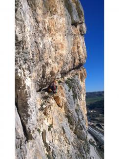 Lorenzo Rossetti traversing to the last pitches of the Opec 80 route