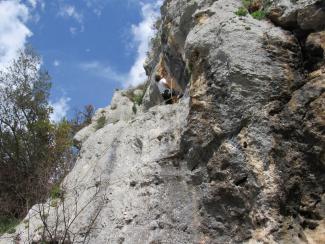 Alessandro Pasqui at the crux of Rosso d'Arce (5c+)