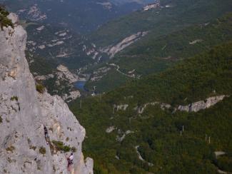 A rope team on Sette effe, the longest multipitches route of the crag (max 6c)