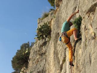 Michel Dal Monte trad climbing on Infrasettimanale (5c)