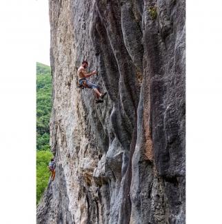 Fosso dell'Eremo: Manuel Valenti on Visitors (7a+/7b)