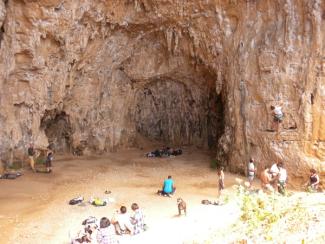 Grotta dell'Arenauta, Pueblo at risk of closure for the miscunducts of a small number of climbers